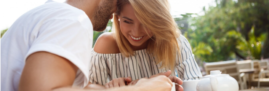 couple qui discute autour d'un café rigolant