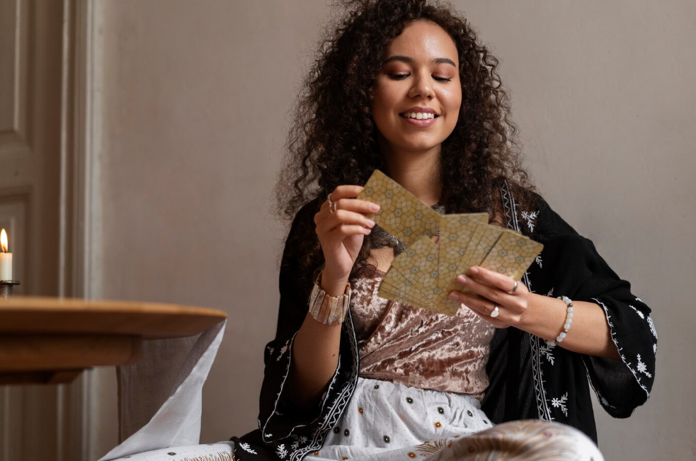 femme tire les carte Tarot